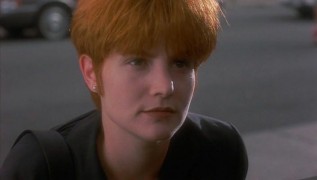 Кадр з фільму Самотня біла жінка