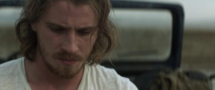 Кадр з фільму У пустелі Мохаве