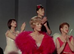 Кадр з фільму Не кажучи вже про всіх цих жінок