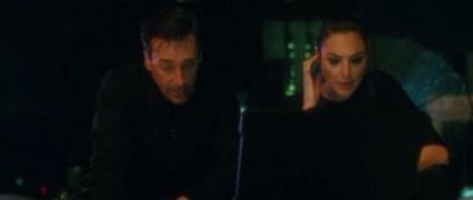 Кадр з фільму Встигнути за Джонсами