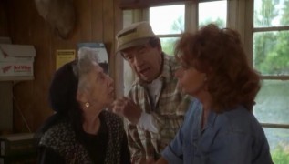 Кадр з фільму Старі та сварливі розбешкетувалися