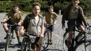 Кадр з фільму Пустуни з великої дороги