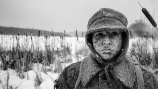 Кадр з фільму Пофарбоване пташеня