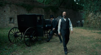 Кадр з фільму На вістрі клинка