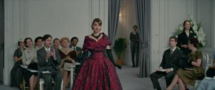 Кадр з фільму Місіс Гарріс їде у Париж