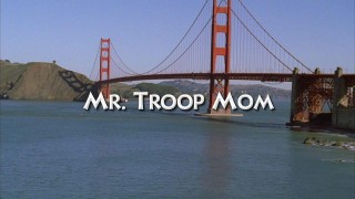 Кадр з фільму Містер Матуся загону