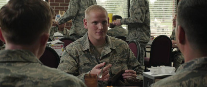 Кадр з фільму Поїзд до Парижа