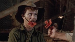 Кадр з фільму Щасливого різдва, містере Лоуренс