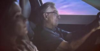 Кадр з фільму Езра: Неналежна поведінка