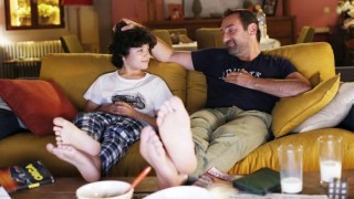 Кадр з фільму Під одним дахом