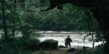 Кадр з фільму Дика річка