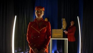 Кадр з фільму Грошовий літак