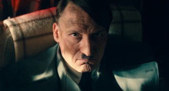 Кадр з фільму Він знову тут