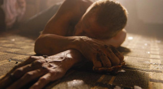 Кадр з фільму Гуркіт крізь темряву