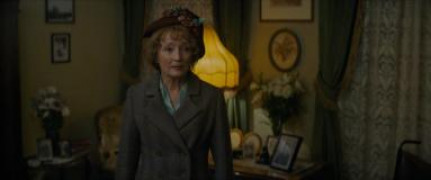 Кадр з фільму Місіс Гарріс їде у Париж