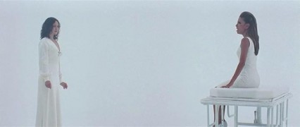 Кадр з фільму Наречена з того світу