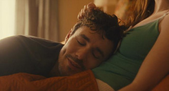 Кадр з фільму Кохатися втрьох