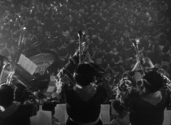 Кадр з фільму Жити