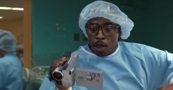 Кадр з фільму Молоді татусі