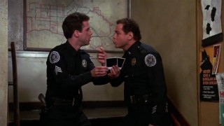 Кадр з фільму Поліцейська академія 2: Перше призначення