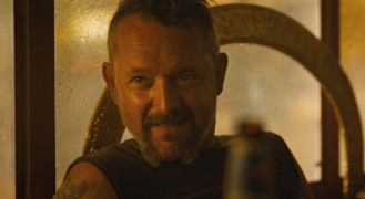 Кадр з фільму Гуркіт крізь темряву