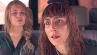 Кадр з фільму Близько