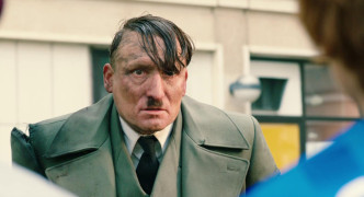 Кадр з фільму Він знову тут