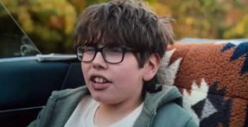 Кадр з фільму Езра: Неналежна поведінка