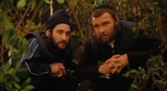 Кадр з фільму Під маскою жиголо