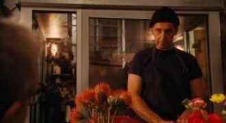 Кадр з фільму Під маскою жиголо