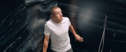 Кадр з фільму Від сім'ї не втечеш