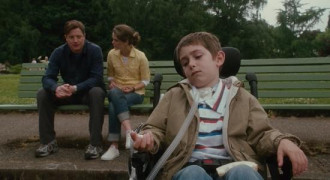 Кадр з фільму Крайні заходи