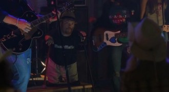 Кадр з фільму Придорожній заклад 2. Останній виклик