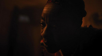 Кадр з фільму Гуркіт крізь темряву