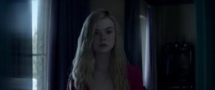 Кадр з фільму Неоновий демон