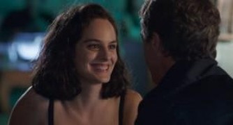 Кадр з фільму Ця незручна мить