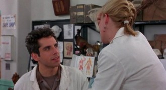 Кадр з фільму Біда біду тягне