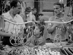 Кадр з фільму Викрадачі велосипедів