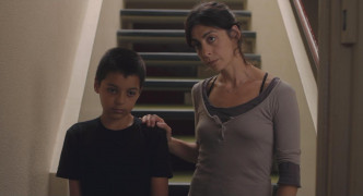 Кадр з фільму Дівчисько