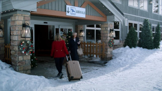 Кадр з фільму Різдво в Шале