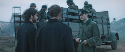 Кадр з фільму Світ здригнеться