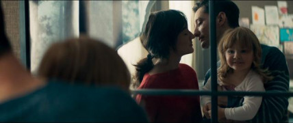 Кадр з фільму Крізь вогонь