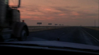 Кадр з фільму На краю Америки