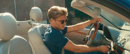 Кадр з фільму Так близько до горизонту