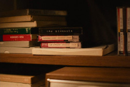 Кадр з фільму Учень. Історія Трампа