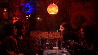 Кадр з фільму Загублена у Токіо