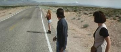 Кадр з фільму Квітка на дорозі