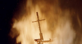 Кадр з фільму Володарі хаосу