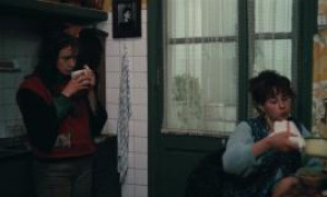 Кадр з фільму Без даху, поза законом