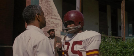 Кадр з фільму Паркани